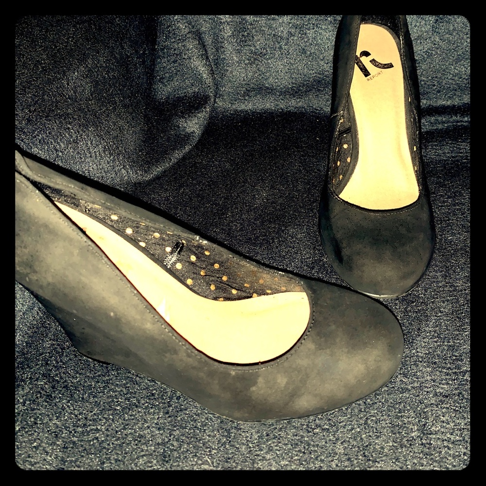 Black wedges